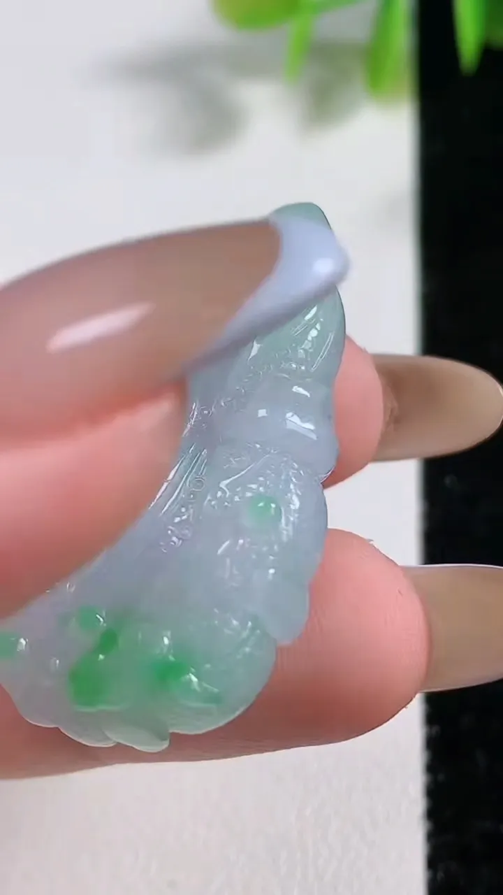 天然A货翡翠白菜吊坠，尺寸37.7-20.8-9，重量:11.56g
11月9日