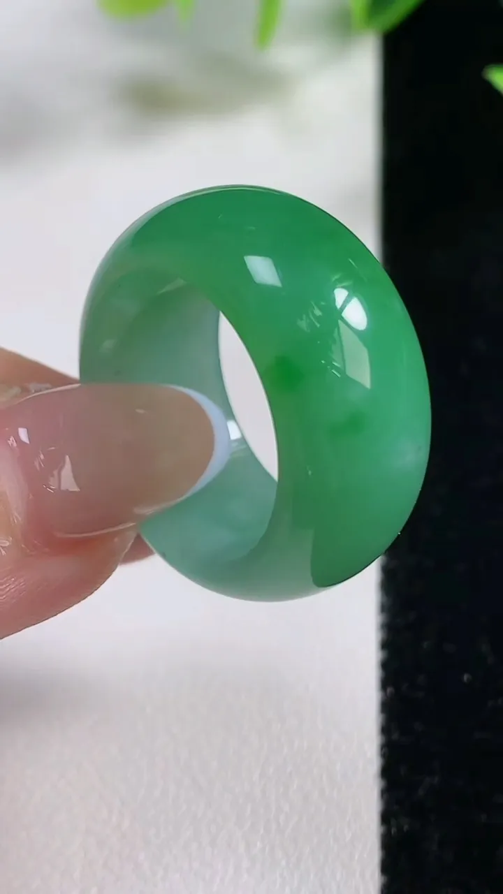 天然A货翡翠指环 扳指 戒指，尺寸20.5-12-4.3，重量:11.86g2025年11月9日
工厂直销收藏佳品,种好水足，色泽均匀，有种有色，上手高大气！