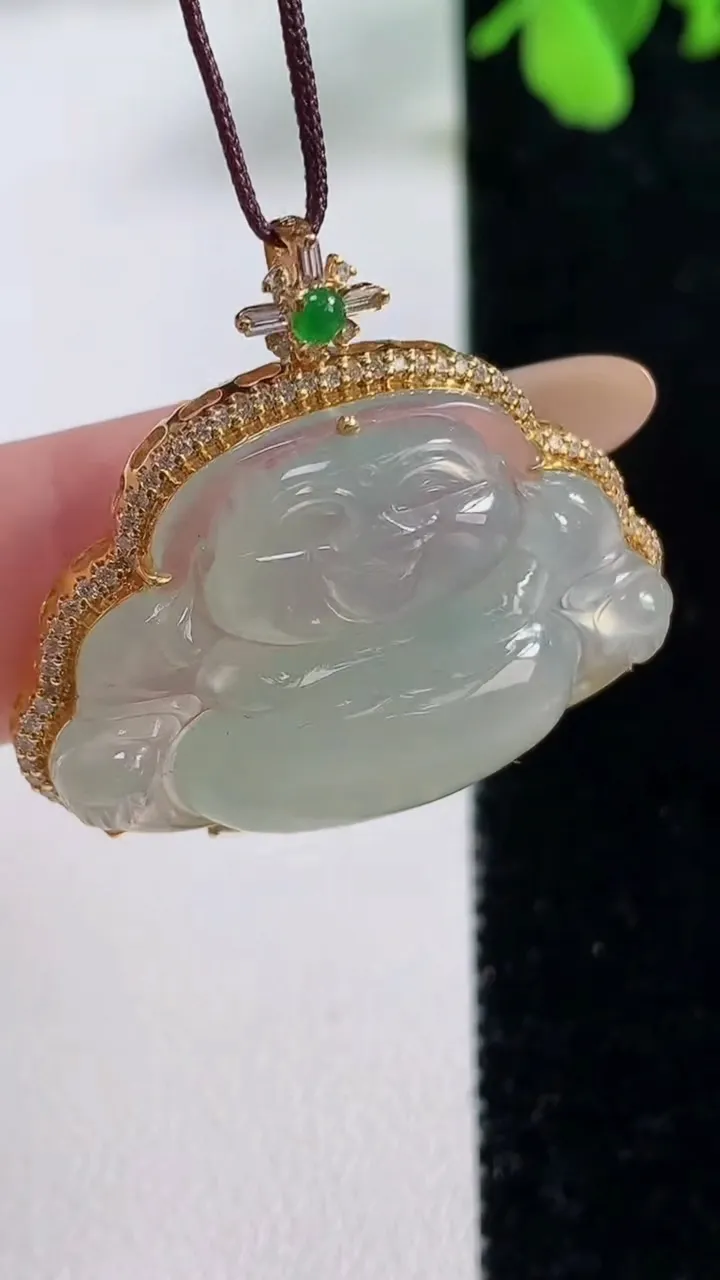 天然A货翡翠佛公吊坠，尺寸30.7-32.7-10.8裸石头20.4-30.4，重量:7.88g
1