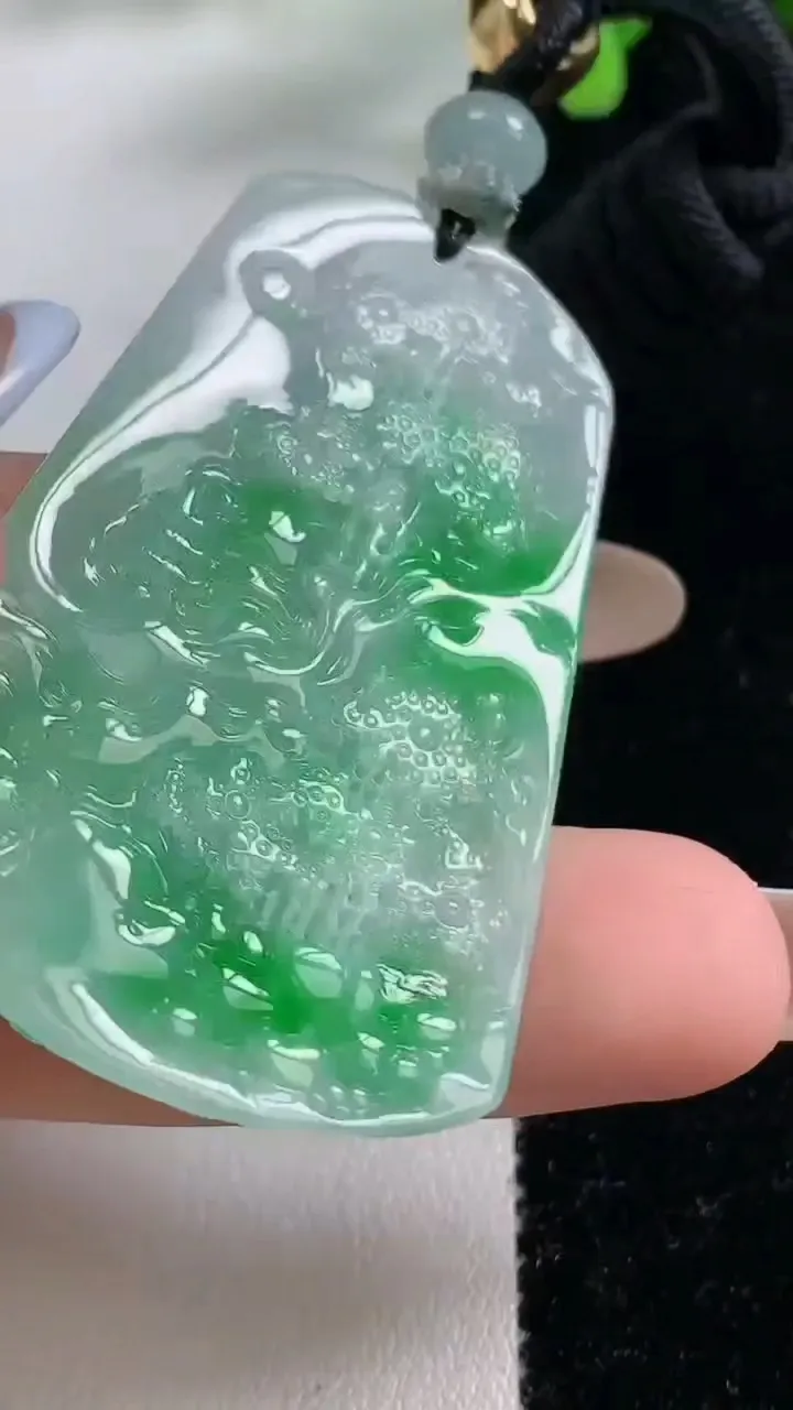 天然A货翡翠山水大势至观音菩萨吊坠，尺寸52-33-5.7，重量:22.20g
11月9日