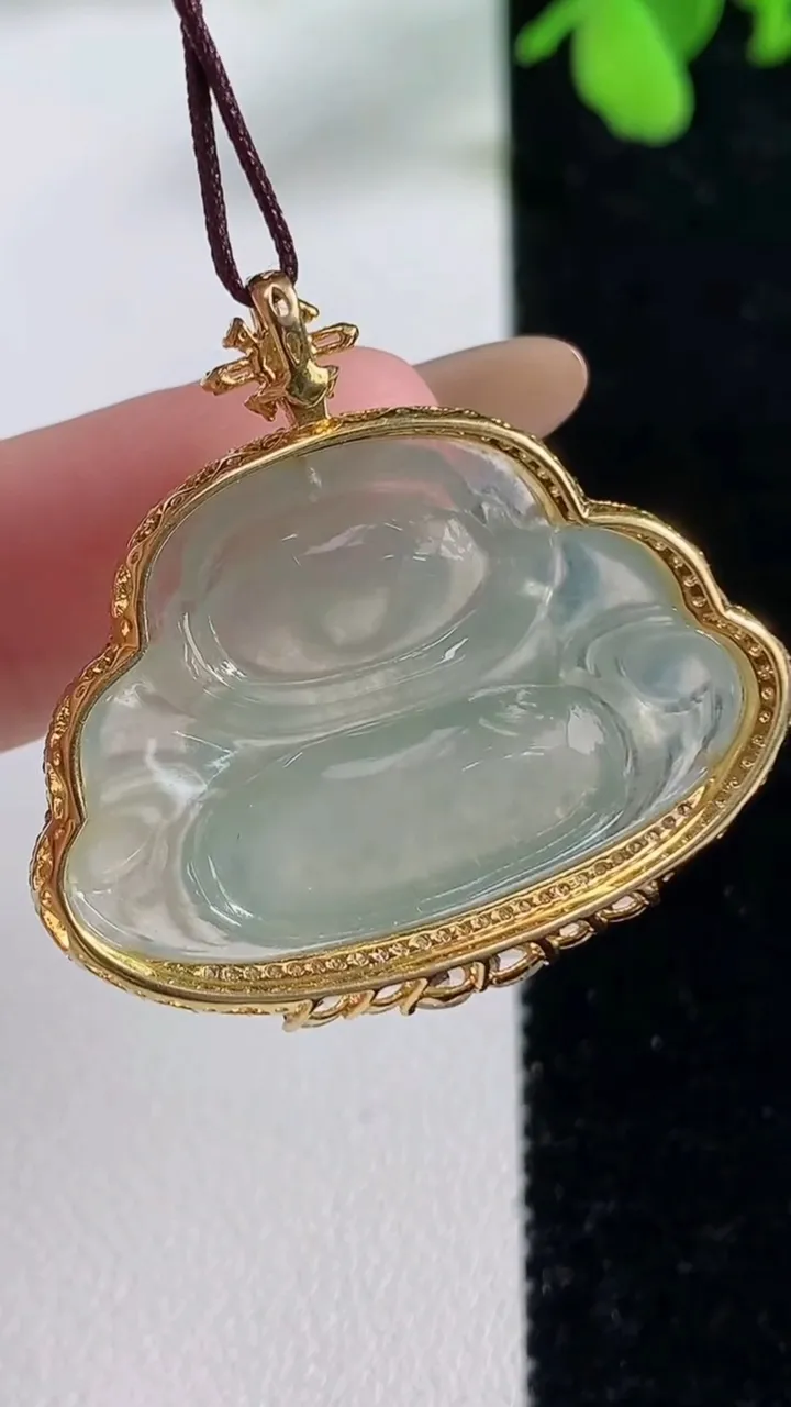 天然A货翡翠佛公吊坠，尺寸30.7-32.7-10.8裸石头20.4-30.4，重量:7.88g
11月9日