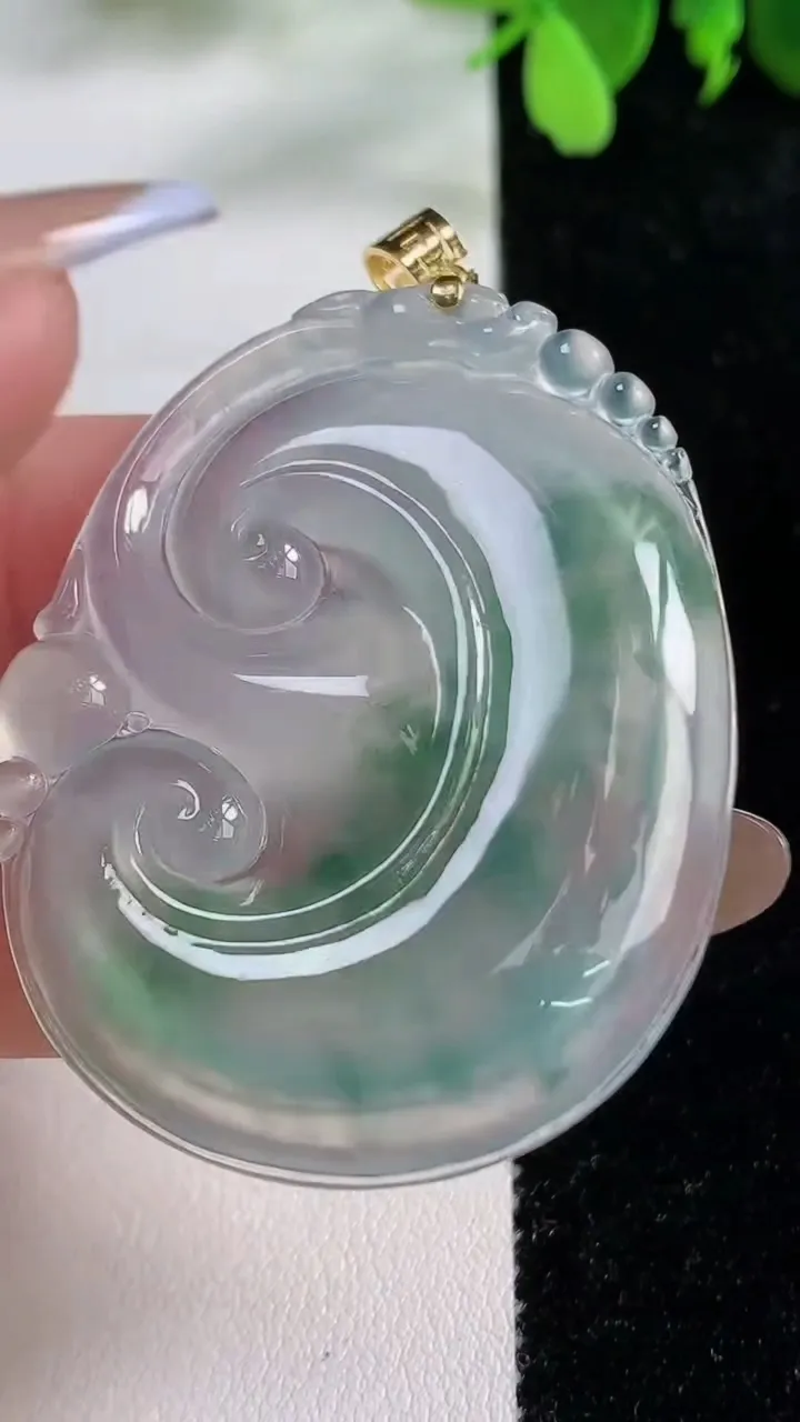 天然A货翡翠种飘花如意吊坠，尺寸48.6-37.6-4.5，重量:16.14g
11月9日