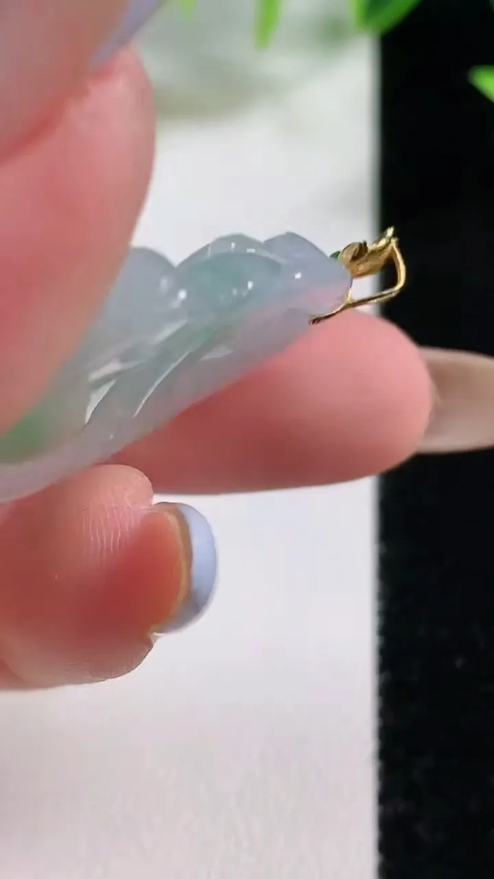 天然A货翡翠佛公吊坠，尺寸28.4-30.3-6.2，重量:8.53g
11月9日