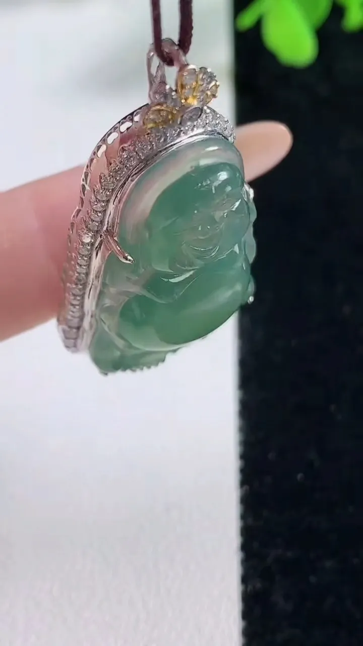 天然A货翡翠站佛 佛公吊坠，尺寸38-21.4-10.5裸石27.5-18.6，重量:7.15g
11月9日，重量:7.15g