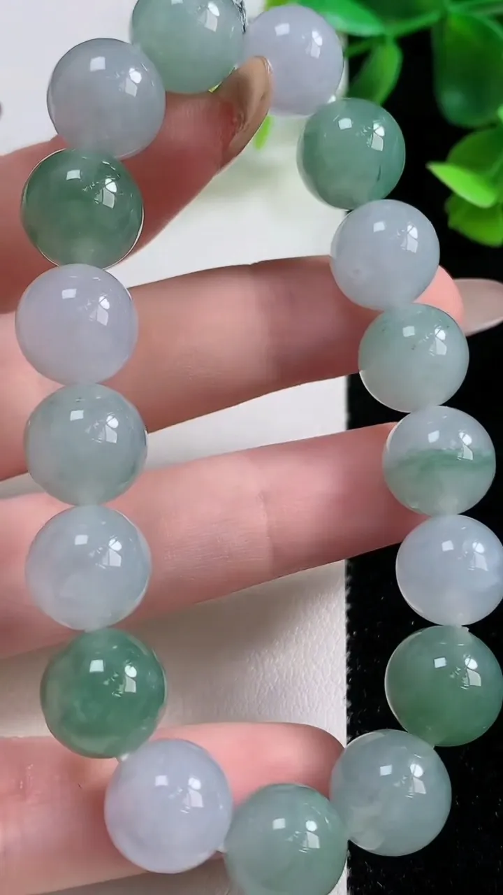 天然A货翡翠种飘花圆珠手串17颗，尺寸11.5，重量:44.40g11月9日
工厂直销收藏佳品,种好水足，色泽均匀，有种有色，上手高大气！