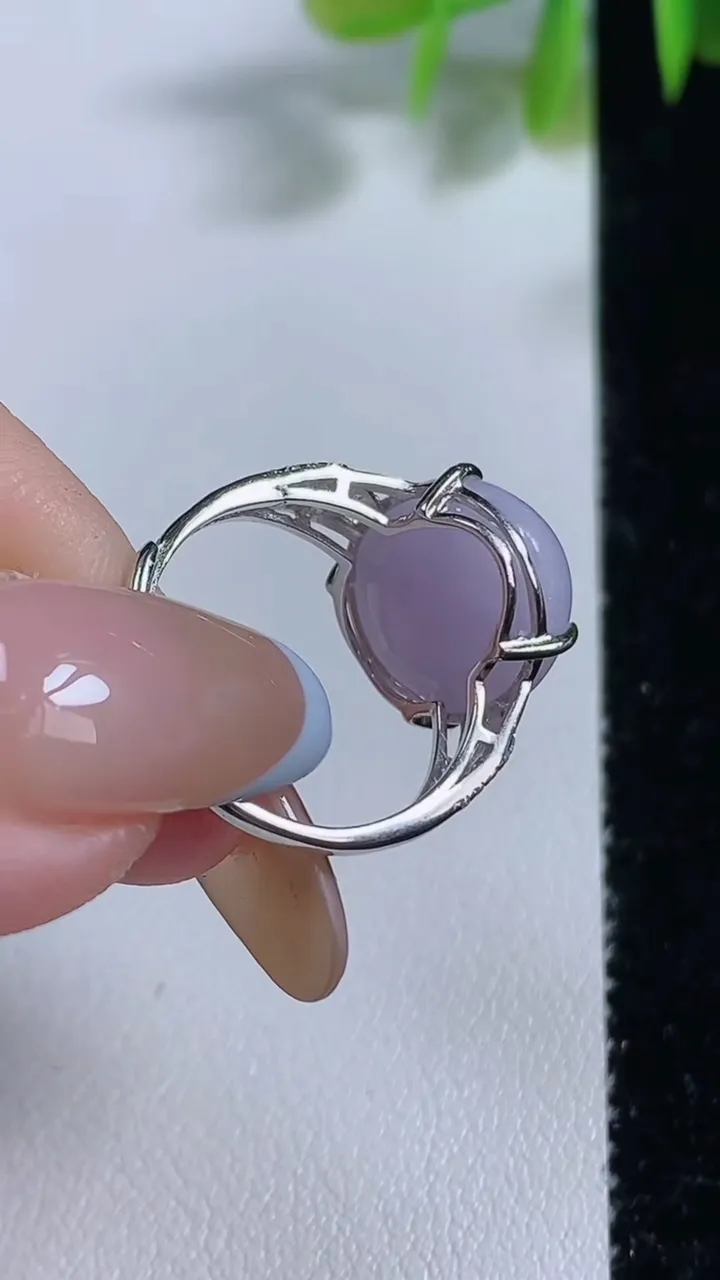 天然A货翡翠925银 紫罗兰蛋面戒指，尺寸13.8-12.2-7.8，重量:3.56g2025年11月9日
工厂直销收藏佳品,种好水足，色泽均匀，有种有色，上手高大气！