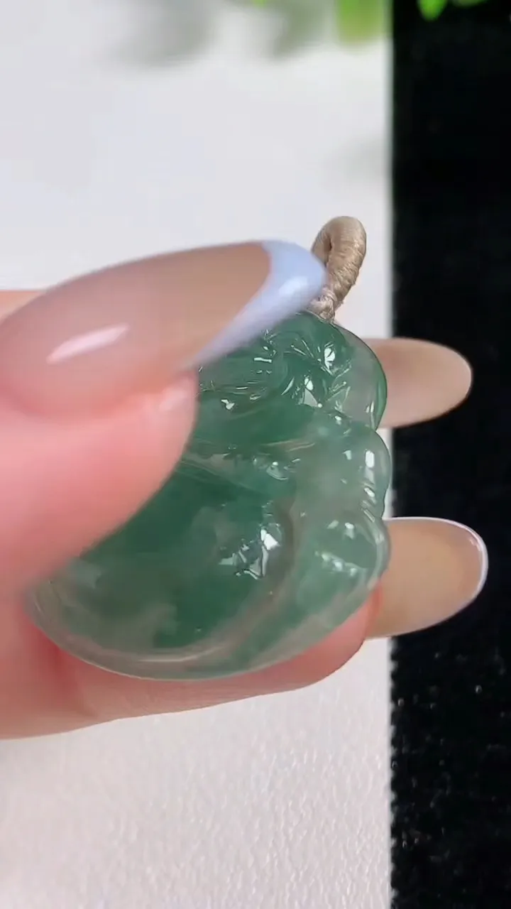 天然A货翡翠佛公吊坠，尺寸29.5-31.4-5.7，重量:8.10g
11月9日