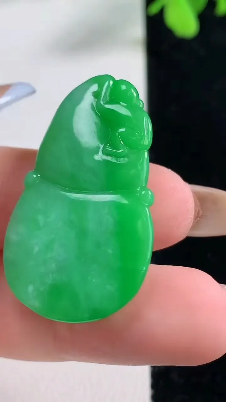 天然A货翡翠葫芦吊坠，尺寸35.6-20.2-6.3，重量:8.57g
11月9日