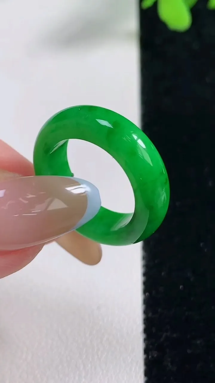 天然A货翡翠指环 戒指，尺寸16.7-5.8-3.7，重量:4.54g2025年11月9日
工厂直销