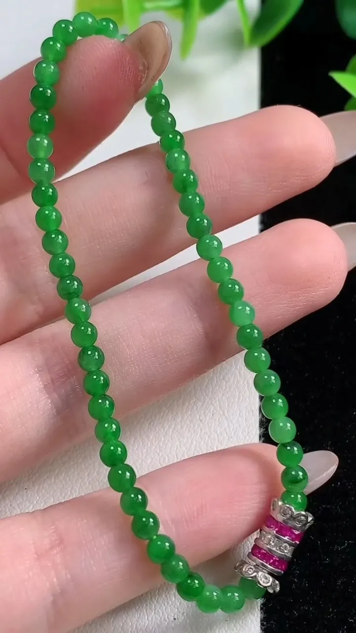 天然A货翡翠小米圆珠手串52颗，尺寸3.3，重量:4.36g11月9日
工厂直销收藏佳品,种好水足，色泽均匀，有种有色，上手高大气！
