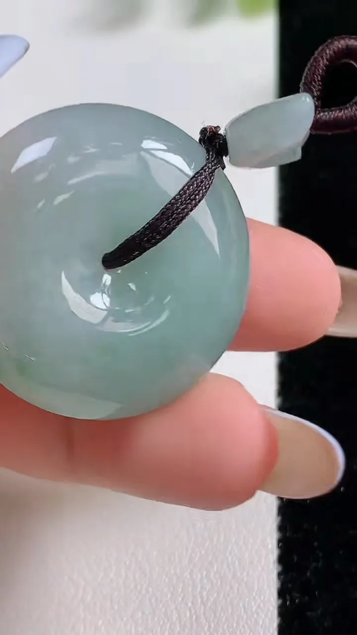 天然A货翡翠冰种飘花平安扣吊坠，尺寸29.8-9.7，重量:18.39g
11月9日