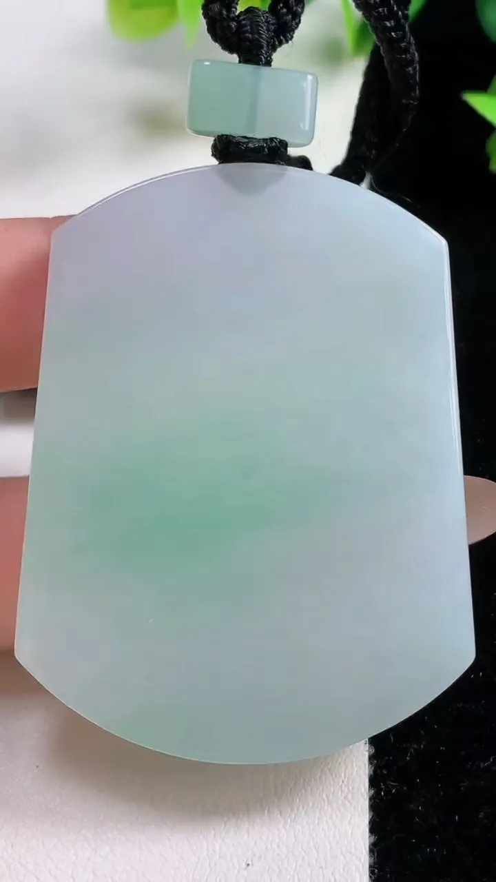 天然A货翡翠无事牌吊坠，尺寸53-40.5-4.3，重量:28.14g
11月9日