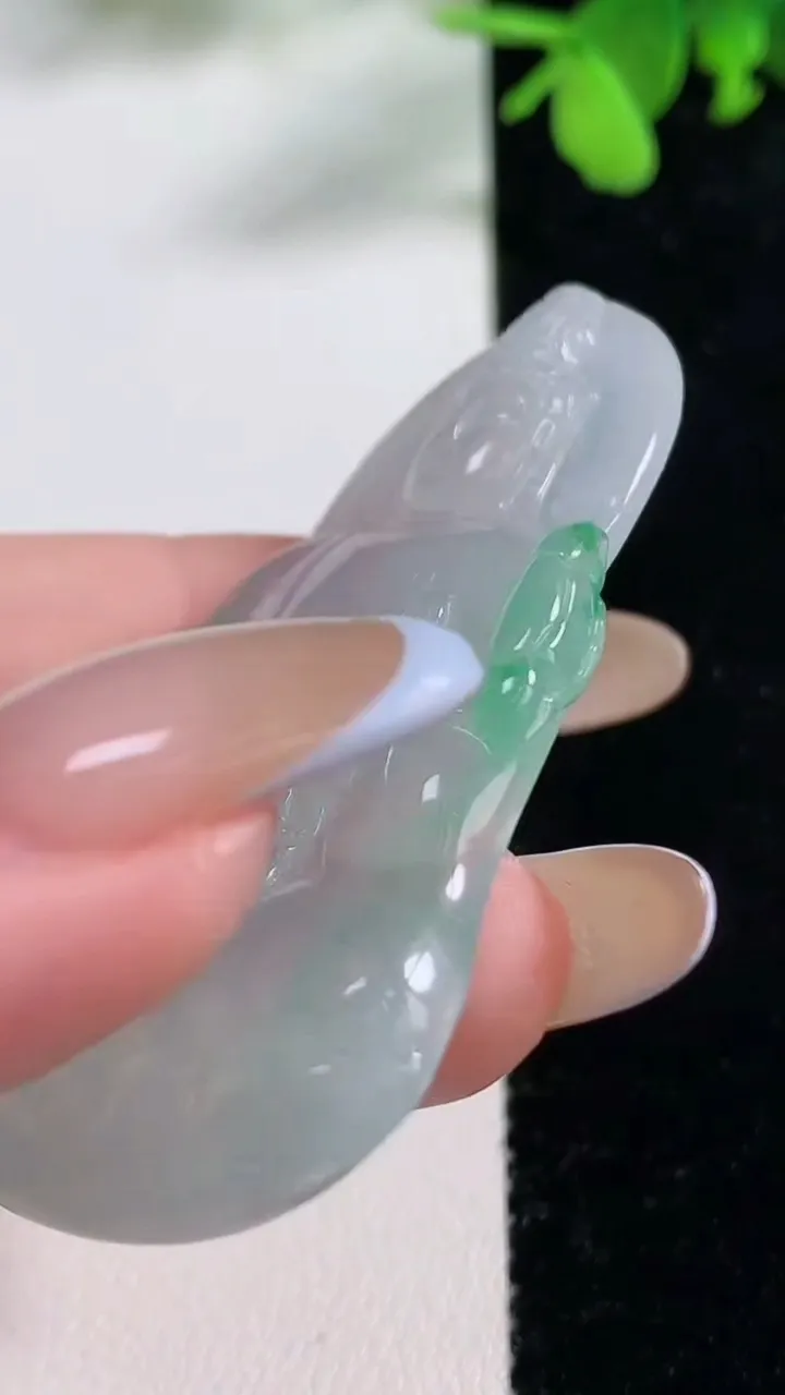 天然A货翡翠素衣观音菩萨吊坠，尺寸56.4-34.5-5.2，重量:17.51g
11月9日