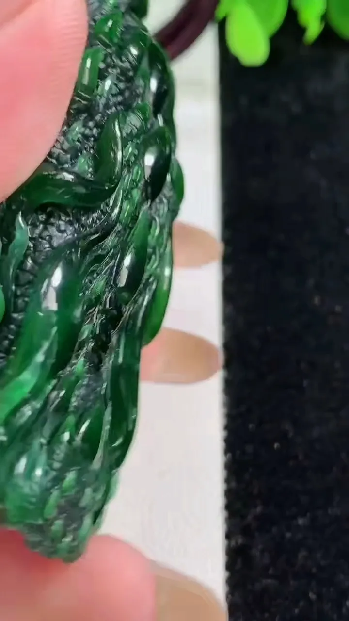 天然A货翡翠龙牌吊坠，尺寸68-39.3-25.2，重量:108.59g
11月9日