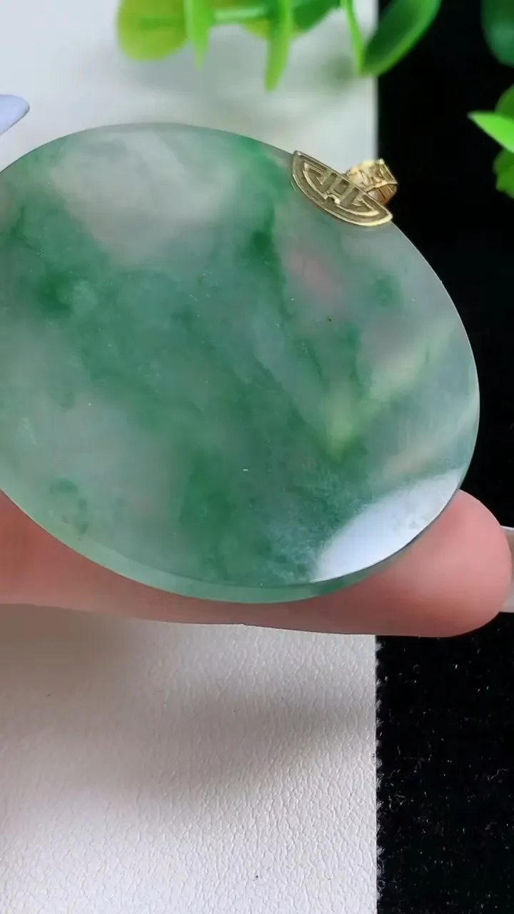 天然A货翡翠种飘花无事牌吊坠，尺寸47.8-3.5，重量:19.78g
11月9日