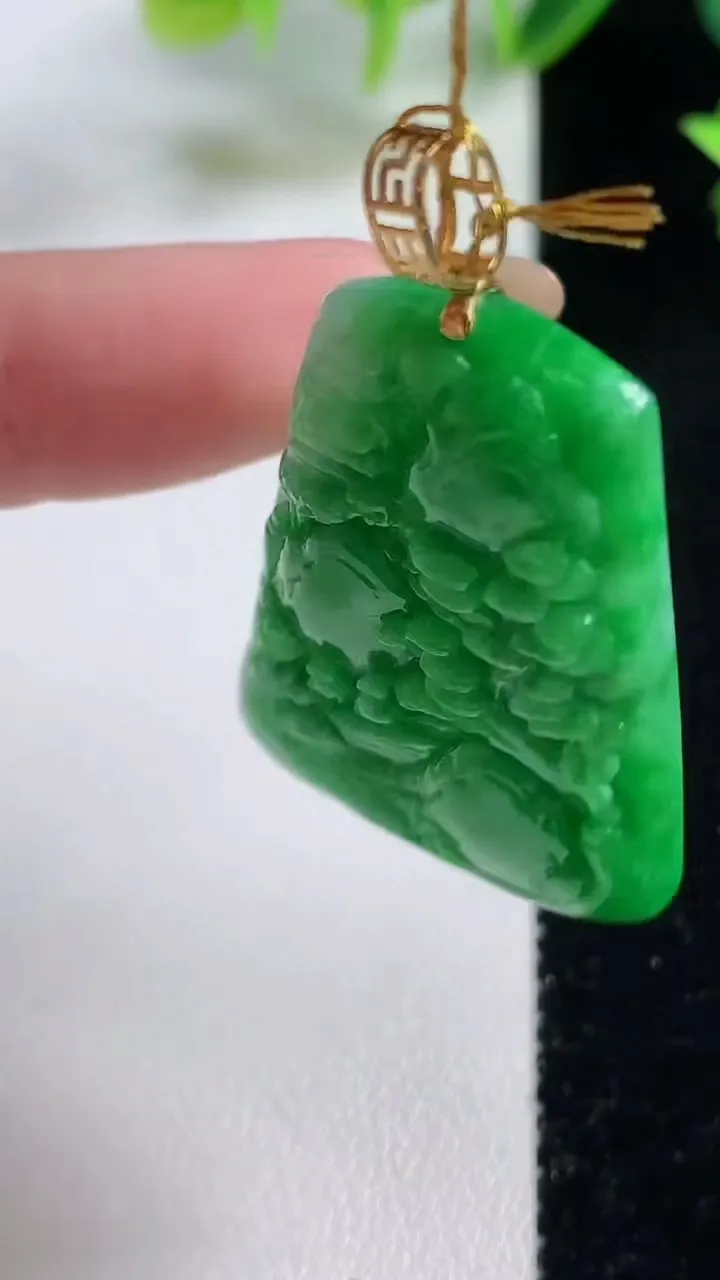 天然A货翡翠山水牌吊坠，尺寸37.3-25.8-6.9，重量:13.27g
11月9日