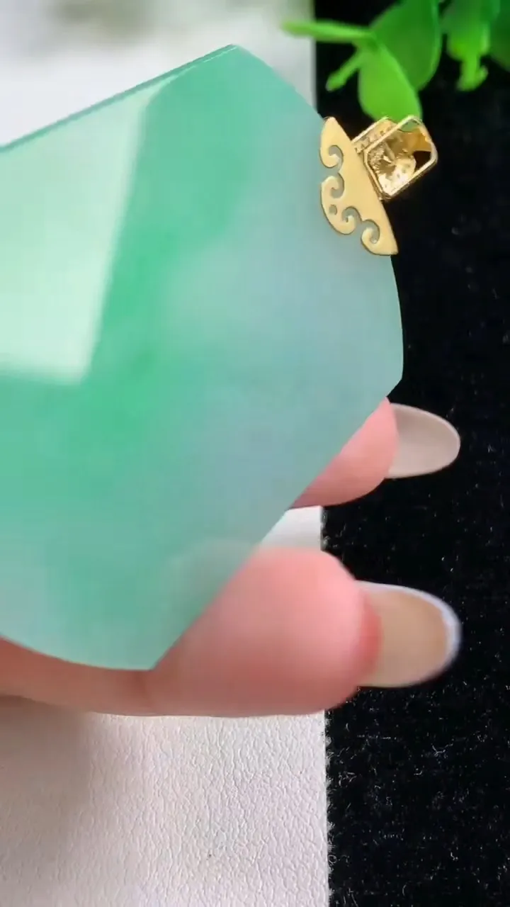 天然A货翡翠无事牌吊坠，尺寸52.7-40.3-4.8，重量:26.15g
11月9日