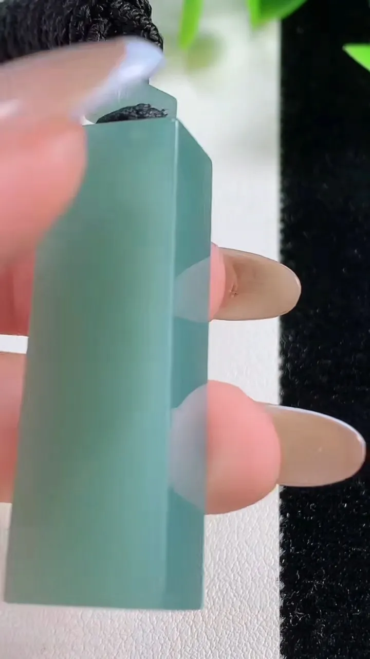 天然A货翡翠平安柱吊坠，尺寸44.5-14.6-11.4，重量:28.25g
11月9日