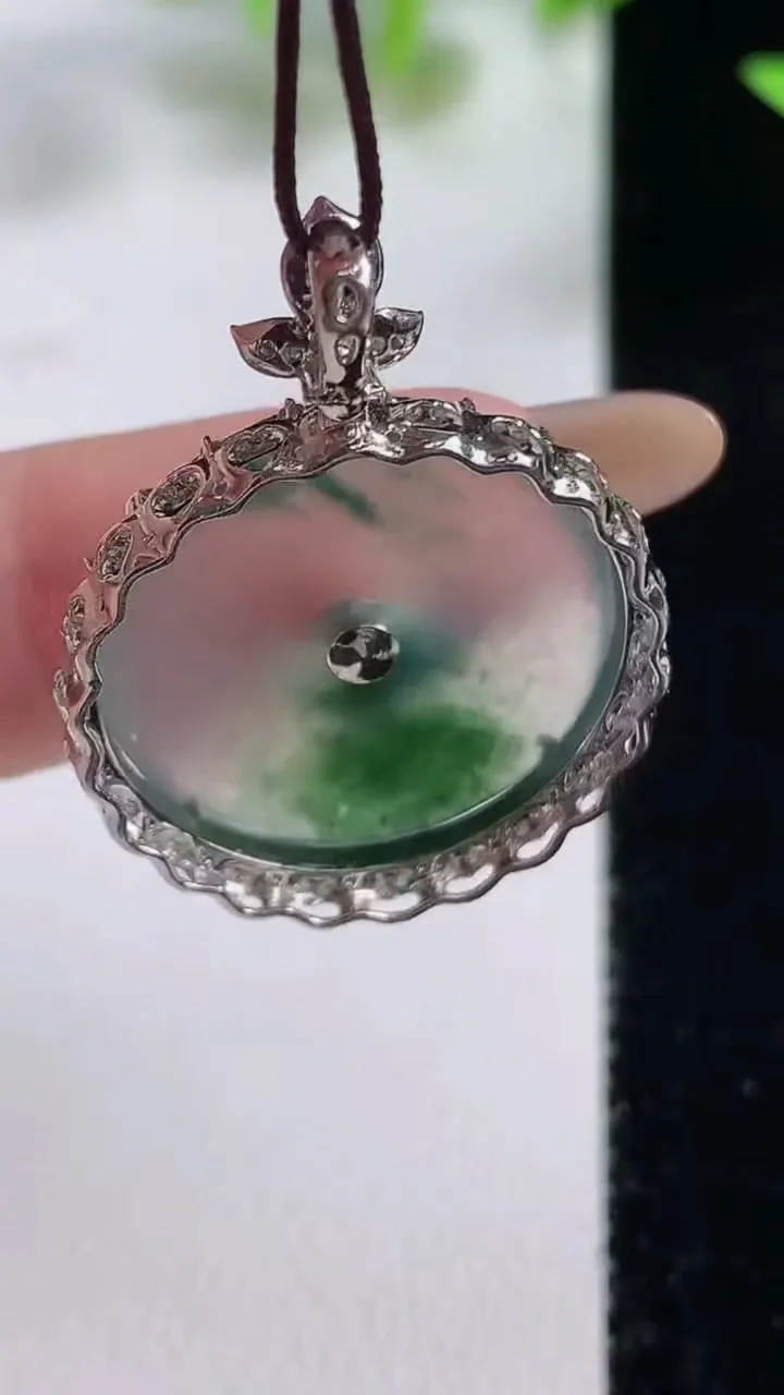 天然A货翡翠种飘花平安扣吊坠，尺寸29.7-22-6.4裸石20.5，重量:4.16g
11月9日