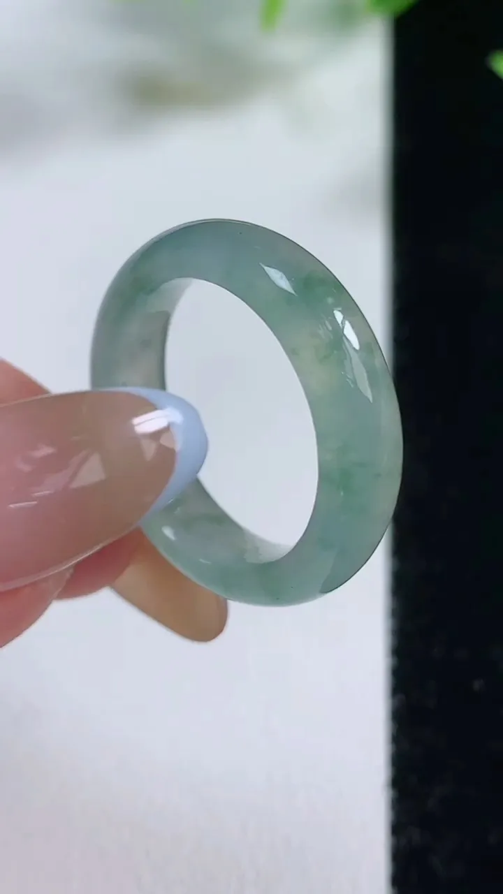 天然A货翡翠冰种飘花指环 戒指，尺寸17.7-5.3-3.4，重量:3.66g2025年11月9日

