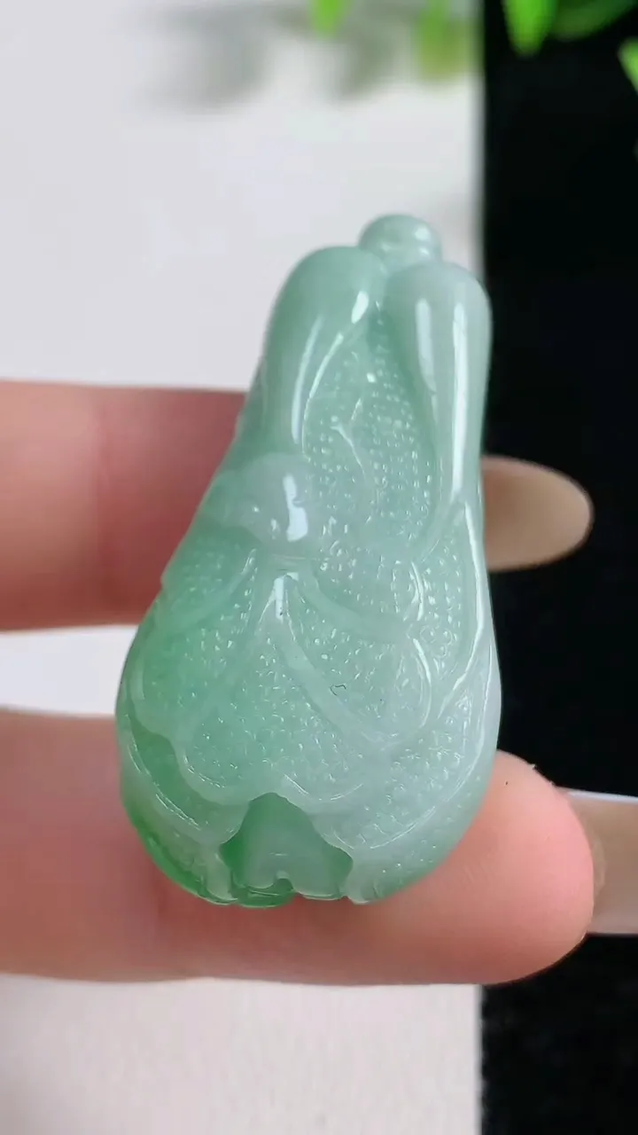 天然A货翡翠白菜吊坠，尺寸42.8-20-11.9，重量:17.72g
11月9日