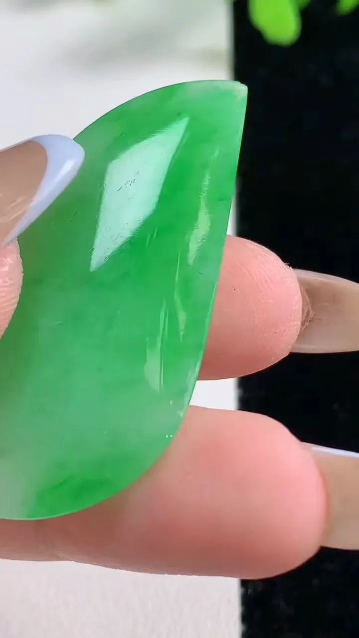 天然A货翡翠随形吊坠镶嵌件，尺寸43.8-19-5.3，重量:7.91g
11月9日