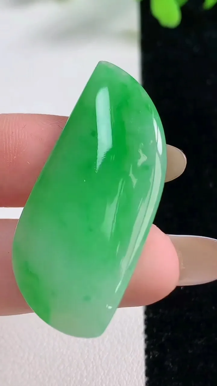 天然A货翡翠随形吊坠镶嵌件，尺寸43.8-19-5.3，重量:7.91g
11月9日