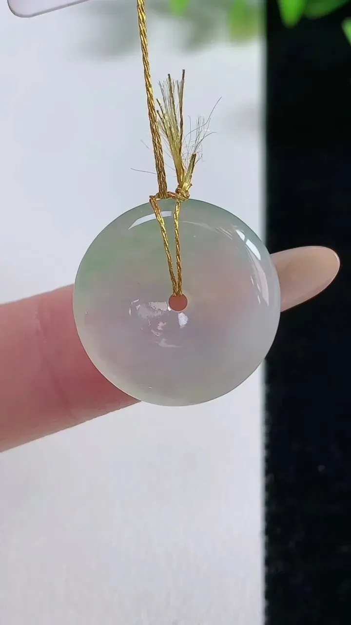 天然A货翡翠小平安扣吊坠，尺寸18.6-3.8，重量:2.97g
11月9日