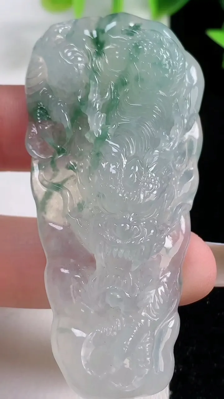 天然A货翡翠冰种飘花龙牌吊坠，尺寸65.5-31-9.2，重量:28.60g
11月9日