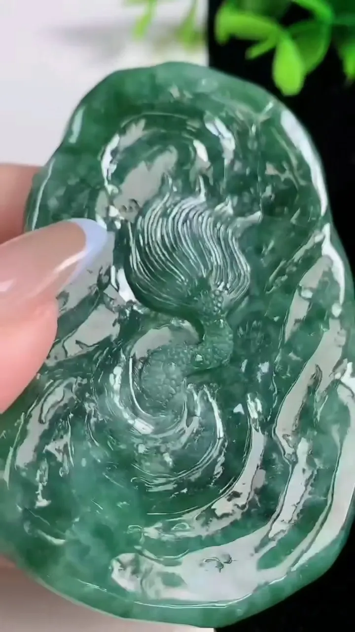 天然A货翡翠龙牌吊坠，尺寸75.7-50.5-11.8，重量:85.80g
11月10日