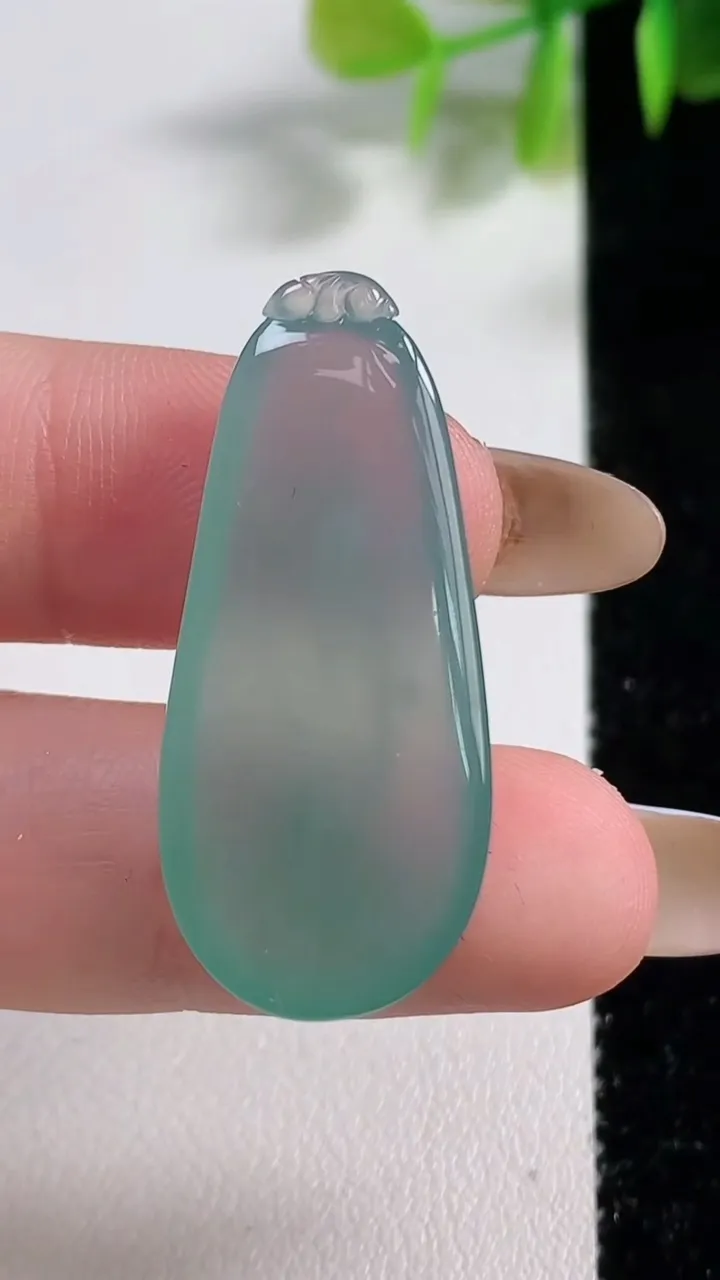 天然A货翡翠福瓜吊坠，尺寸35-15.5-5.1，重量:6.09g
11月10日