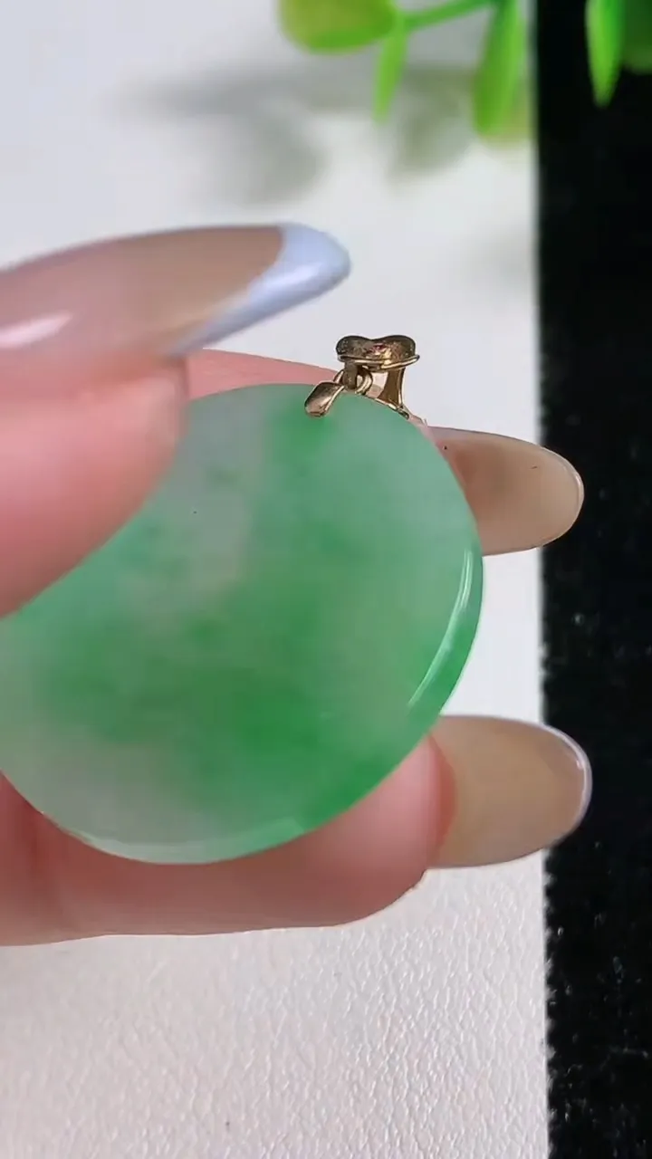 天然A货翡翠无事牌吊坠，尺寸27.3-2.5，重量:5.55g
11月10日