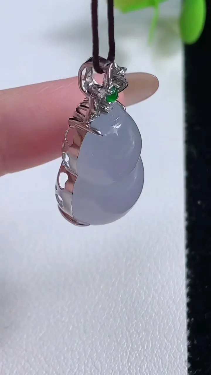 天然A货翡翠种紫罗兰葫芦吊坠，尺寸30.8-32.2-15.8-10，重量:6.52g
11月10日