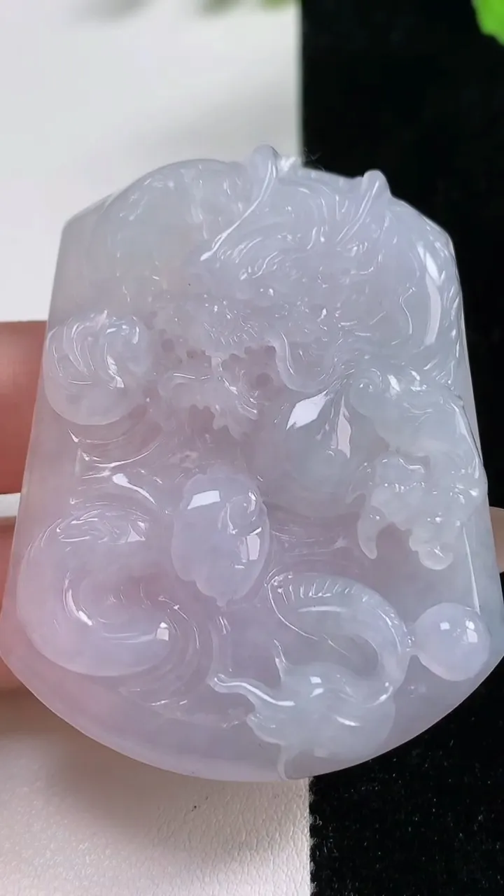 天然A货翡翠龙牌吊坠，尺寸56.2-43.4-8.3，重量:39.05g
11月10日