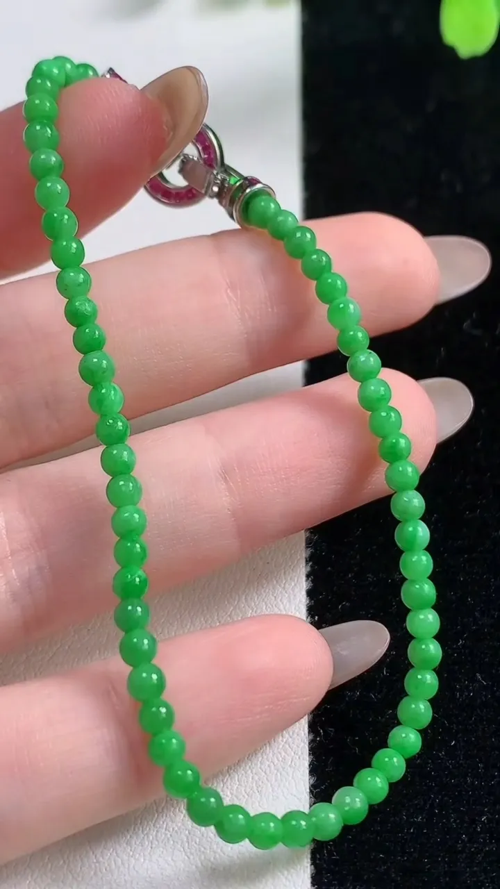 天然A货翡翠小米圆珠手串56颗，尺寸3.1，重量:4.98g11月10日
工厂直销收藏佳品,种好水足，色泽均匀，有种有色，上手高大气！