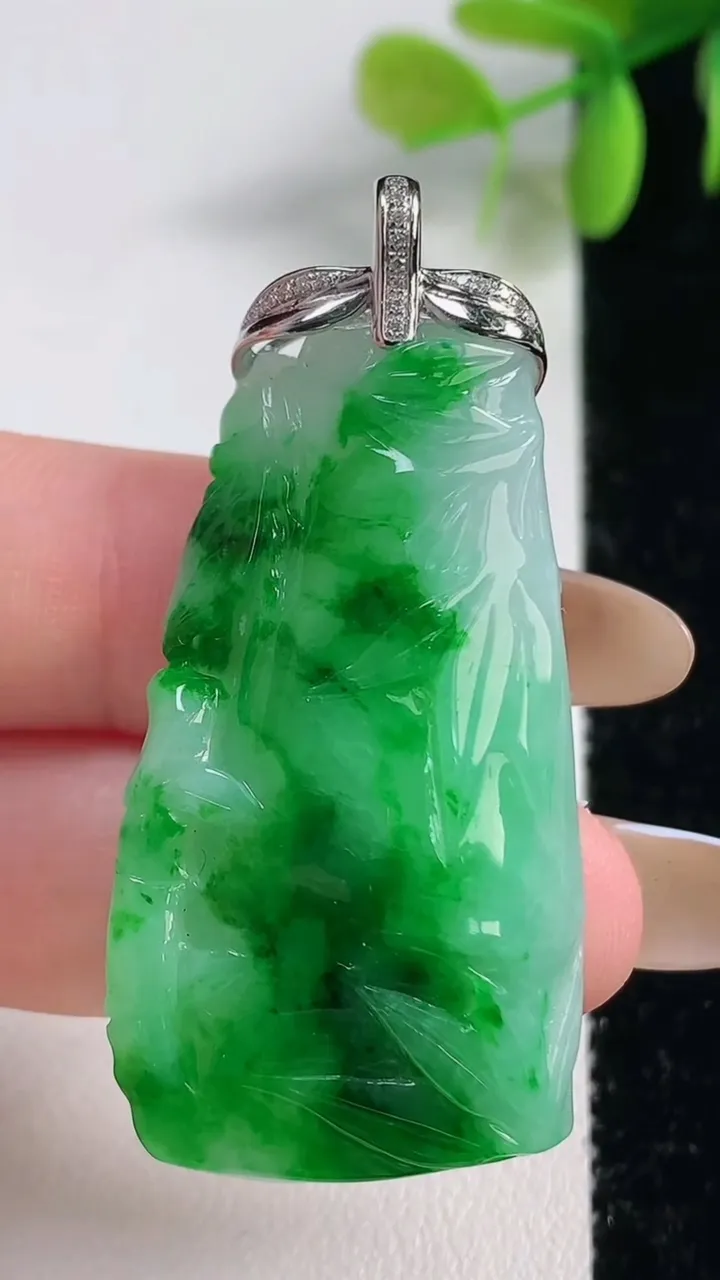 天然A货翡翠节节高升 竹节吊坠，尺寸44-23-8.5，重量:17.45g
11月10日