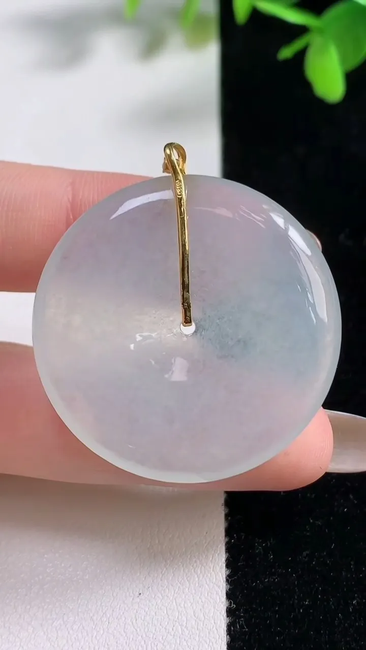 天然A货翡翠平安扣吊坠，尺寸35.8-5.7，重量:15.22g
11月10日