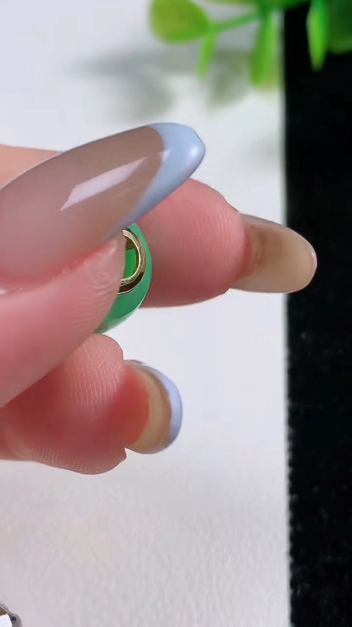 天然A货翡翠路路通吊坠，尺寸15.8-13.2，重量:4.60g
11月10日