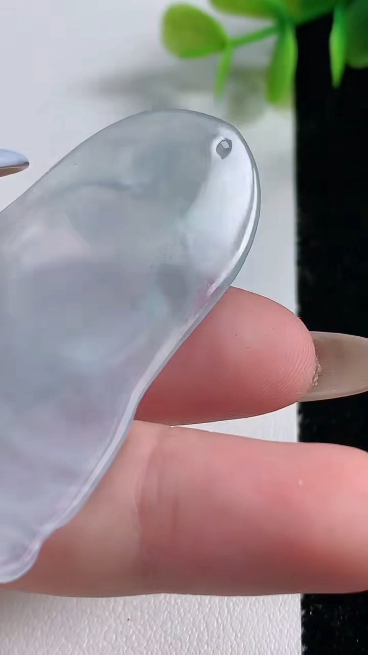 天然A货翡翠素衣观音菩萨吊坠，尺寸55-26.6-5.6，重量:15.62g
11月10日