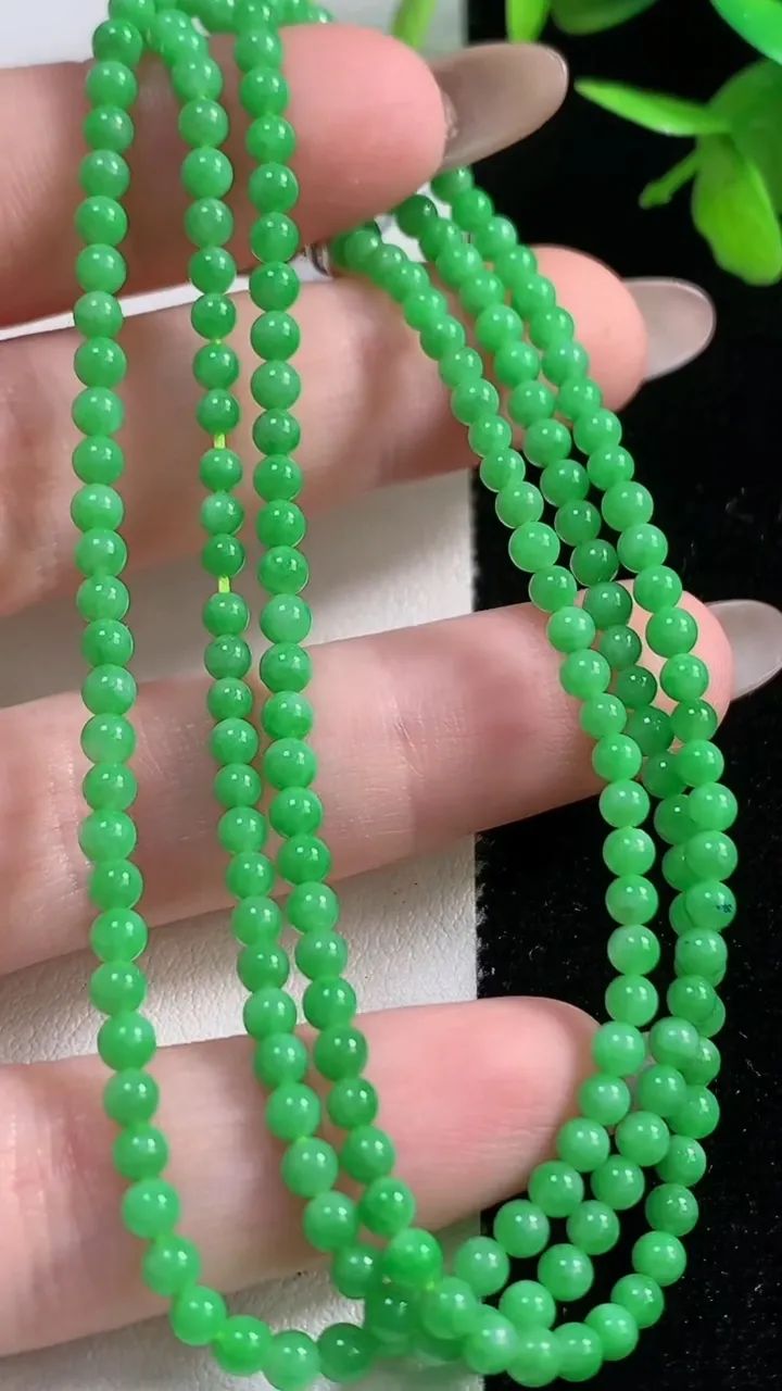 天然A货翡翠小米圆珠项链198颗，尺寸3，重量:11.69g
11月10日