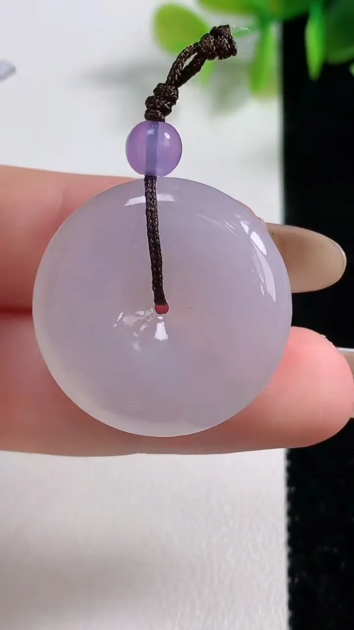 天然A货翡翠冰种飘花平安扣吊坠，尺寸26.6-5.5，重量:8.60g
11月10日