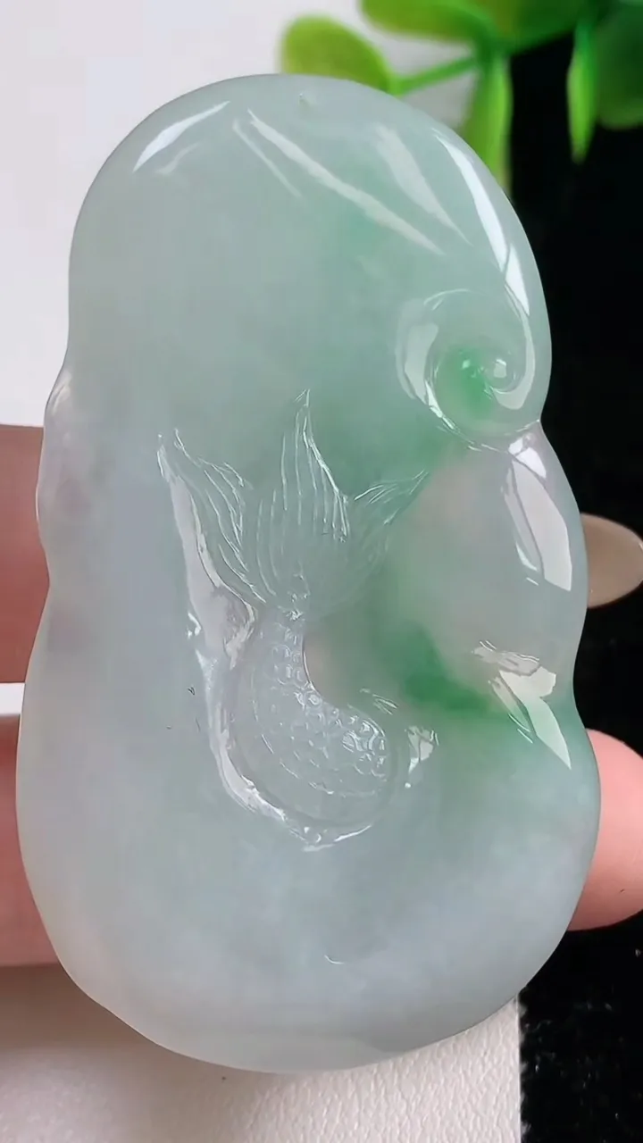 天然A货翡翠龙牌吊坠，尺寸61.2-35.6-8.3，重量:32.12g
11月10日