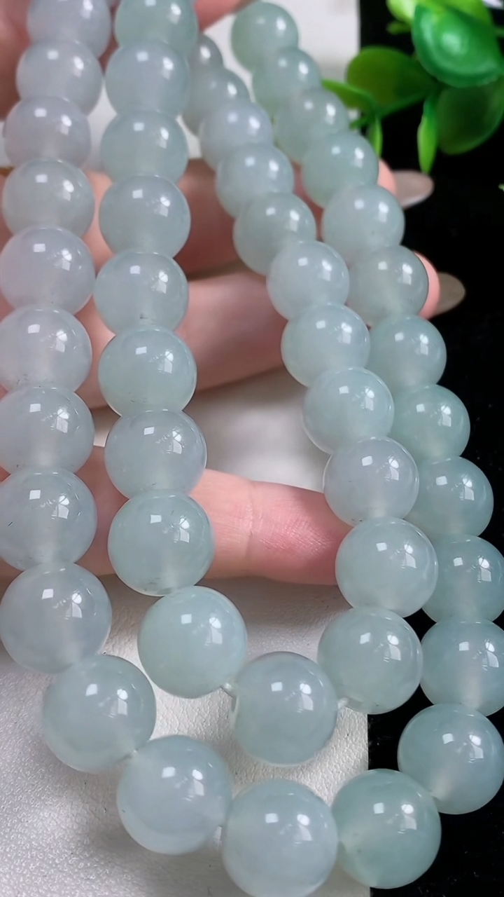 天然A货翡翠圆珠项链51颗，尺寸12，重量:143.17g
11月10日