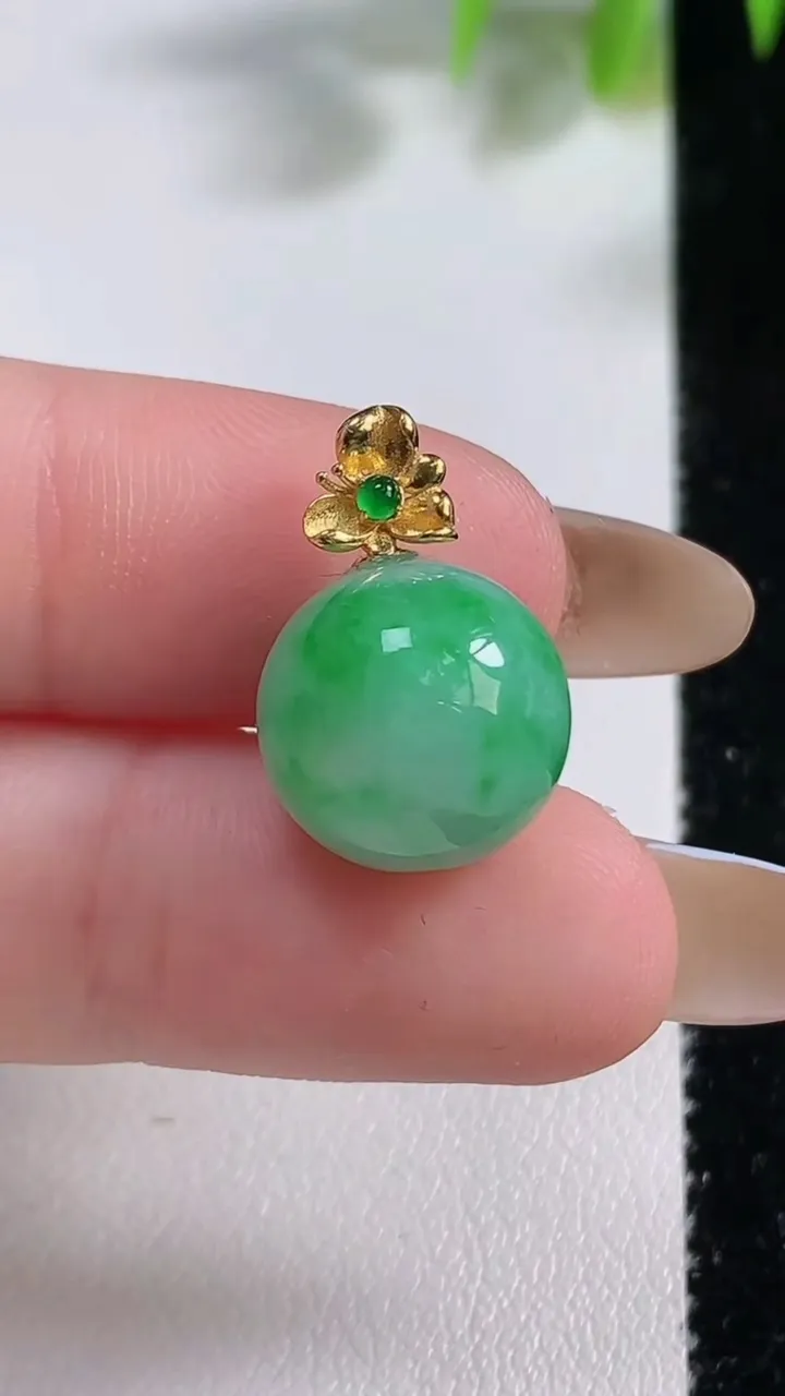 天然A货翡翠圆珠吊坠，尺寸12.7，重量:3.90g
11月10日