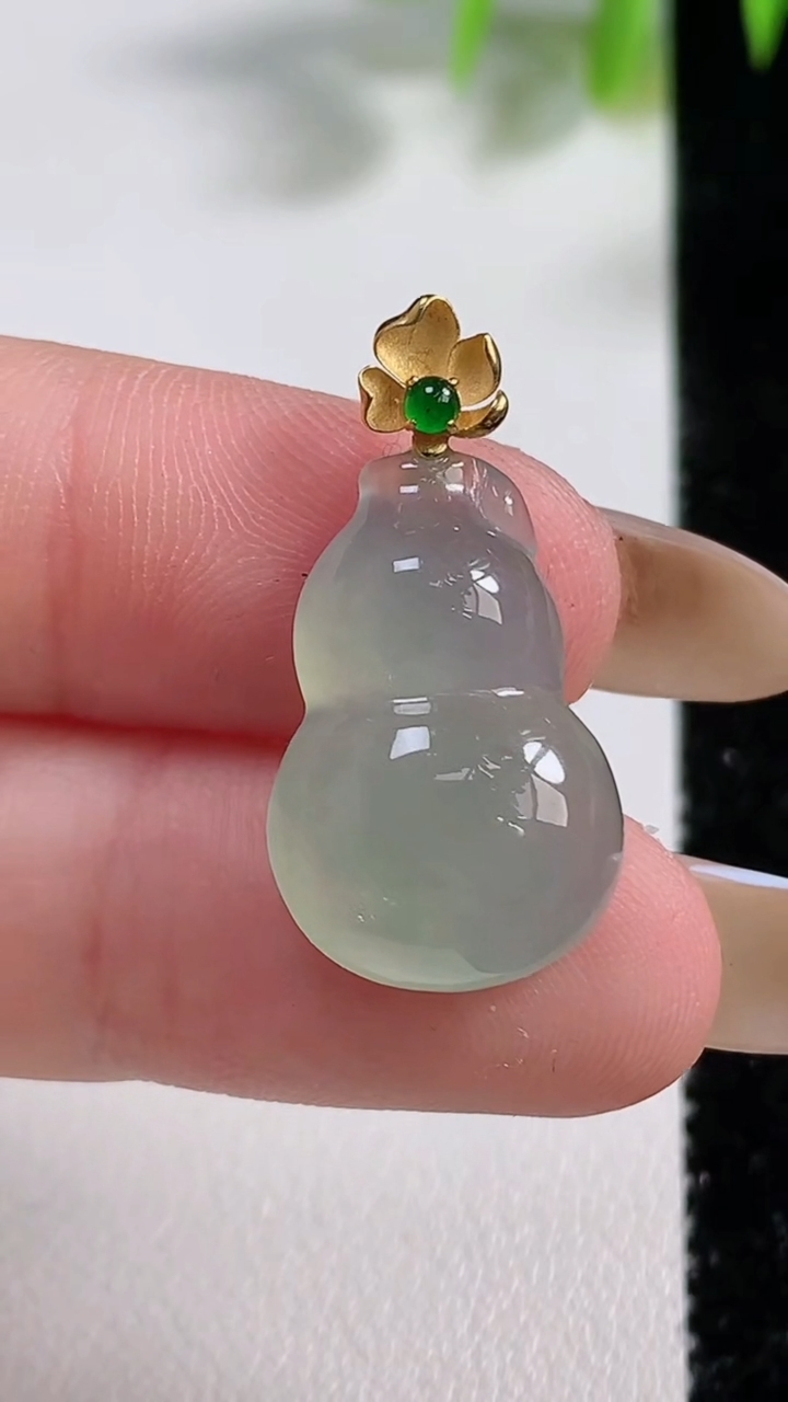 天然A货翡翠葫芦吊坠，尺寸21.2-13.6-5.8，重量:3.04g
11月10日