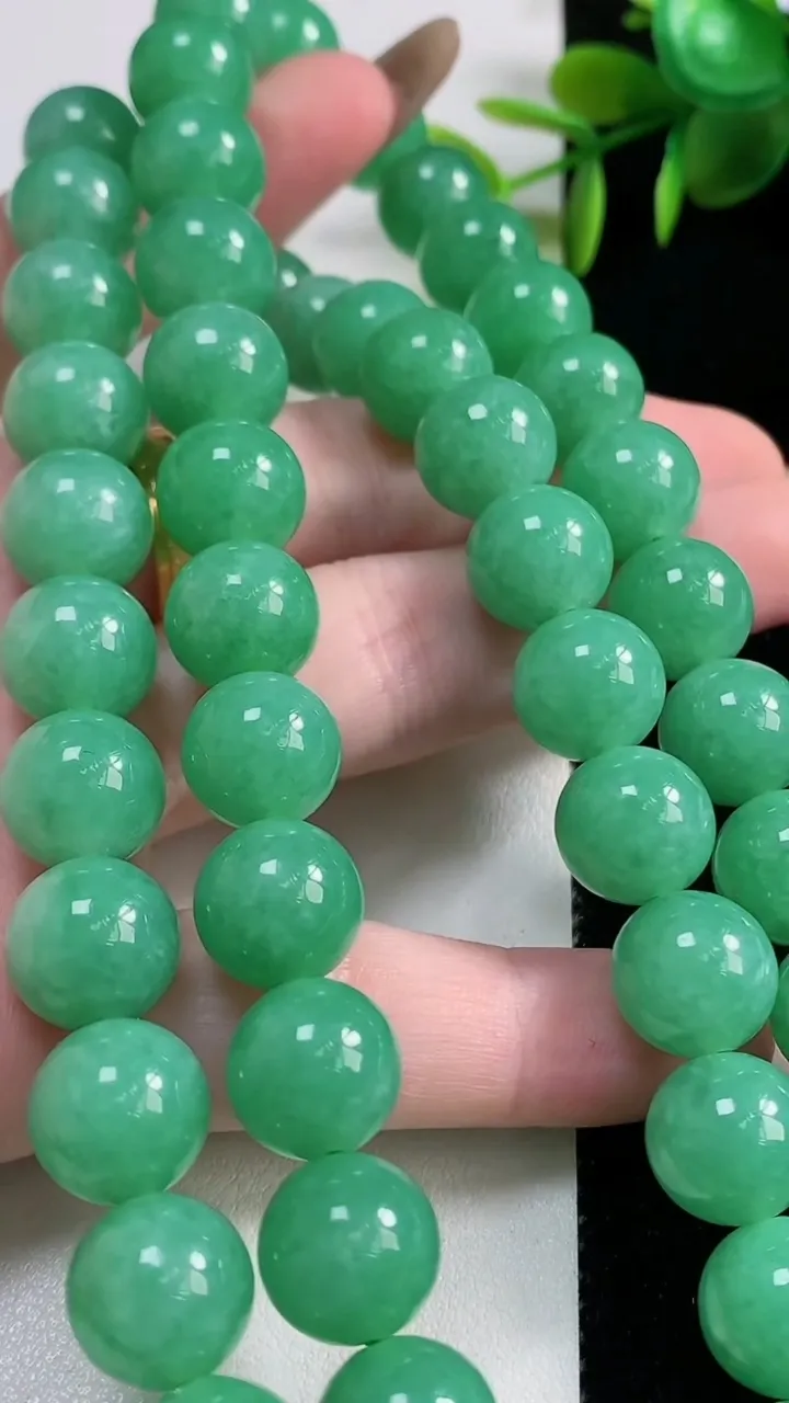 天然A货翡翠圆珠项链56颗，尺寸11.2，重量:143.47g11月10日
工厂直销收藏佳品,种好水足，色泽均匀，有种有色，上手高大气！