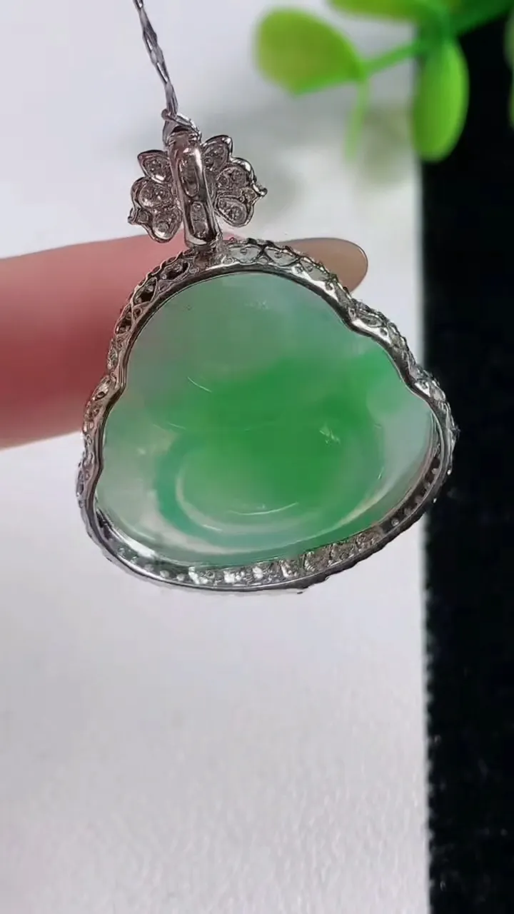 天然A货翡翠佛公吊坠，尺寸33-25.7-8.2裸石21.4-22.8，重量:6.44g
11月10日