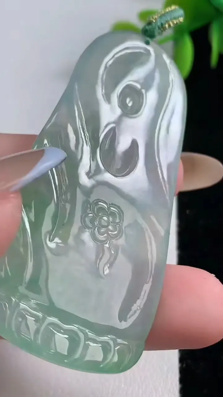 天然A货翡翠观音菩萨吊坠，尺寸62.7-29.6-4.4，重量:17.75g
11月10日