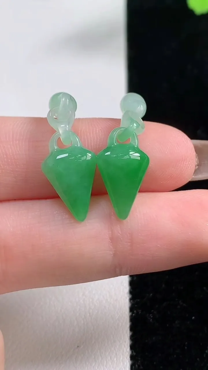 天然A货翡翠随形吊坠一对，尺寸27-9.4-4.7，重量:2.53g
11月10日