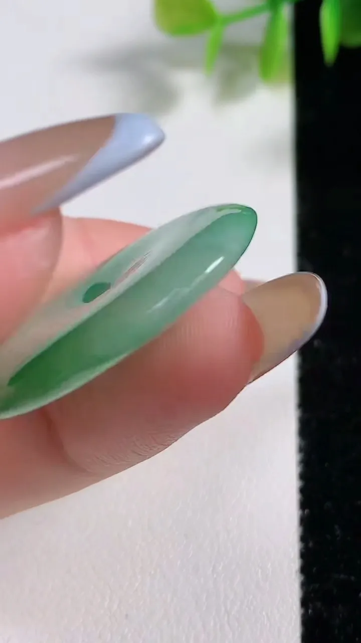 天然A货翡翠平安扣吊坠，尺寸32-4.8，重量:10.88g
11月10日